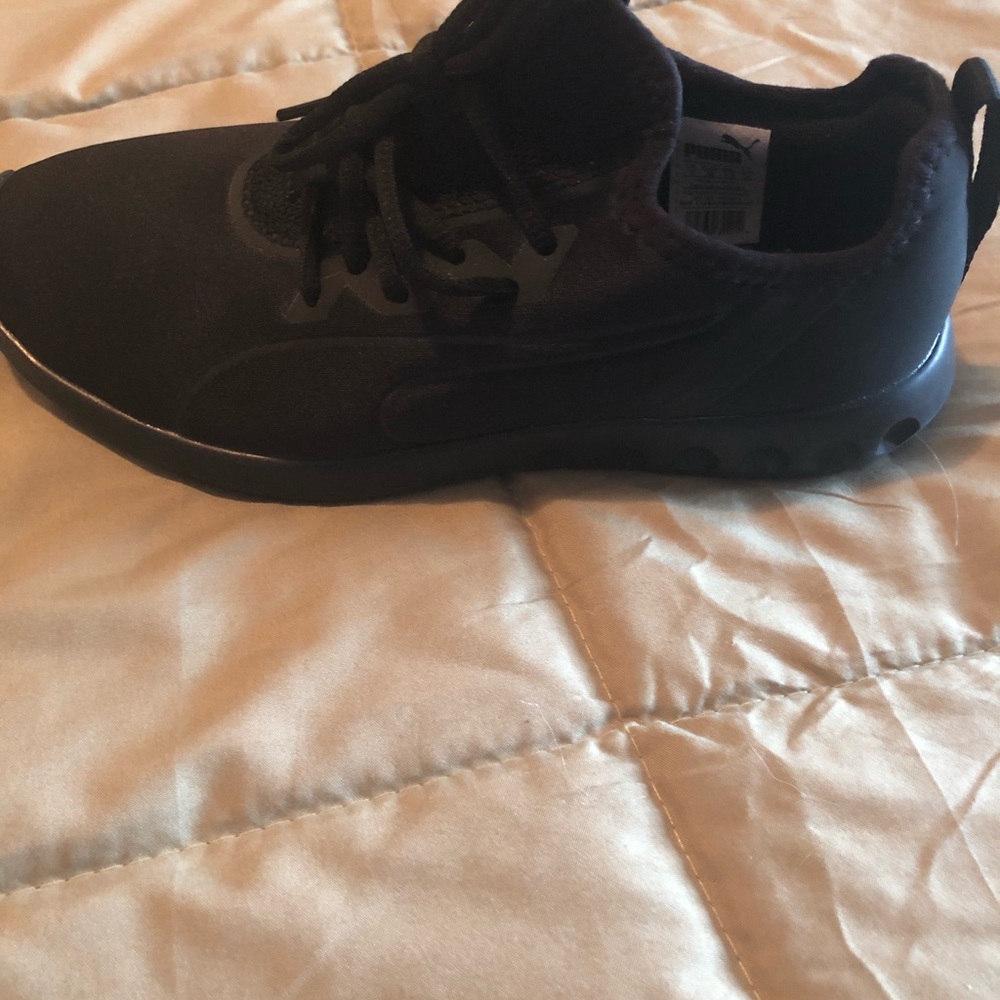 Ladies puma sneakers, never warn , light weight